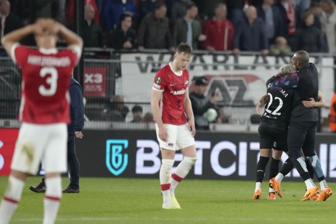 Nach dem späten Siegestreffer ist Alkmaar am Boden, West Ham jubelt. Conference League