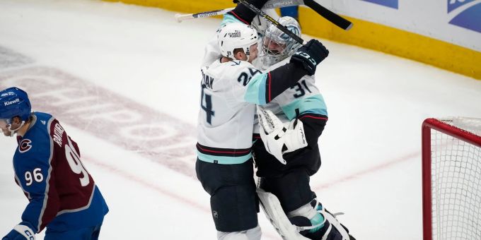 Kraken-Torwart Philipp Grubauer (r) jubelt nach der Schlusssirene mit Mitspieler Jamie Oleksiak. Kraken