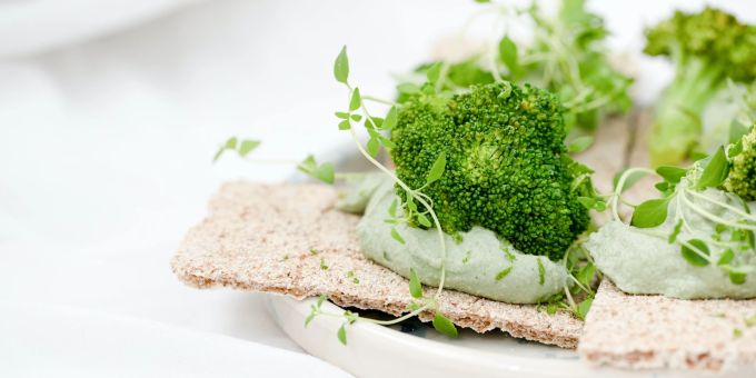 Ein flotter Proteinsnack für Zwischendurch: Brokkoli auf Hummus und Vollkornknäcke. Brokkoli Protein Hummus