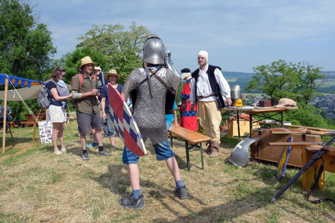 Mit Schild, Helm und im Kettenhemd.