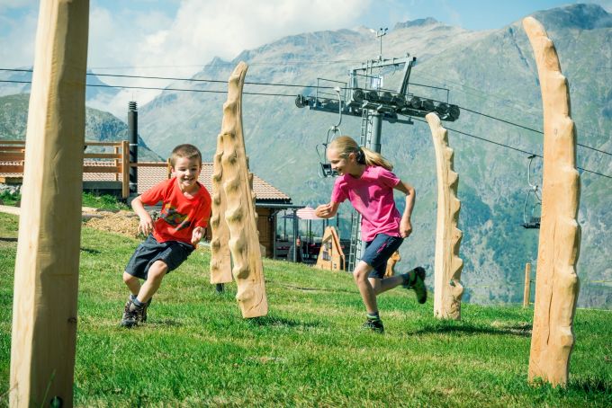 Spiel und Spass auf dem Spielplatz im Steinbock-Paradies. Kinder auf dem Spieplatz.