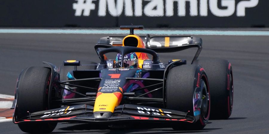 Der Niederländer Max Verstappen steuert den Red-Bull-Boliden auf der Rennstrecke.