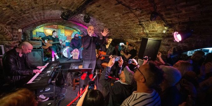 Lord Of The Lost geben im legendären Cavern Club ein Unplugged-Konzert. Lord Of The Lost geben im legendären Cavern Club ein Unplugged-Konzert.
