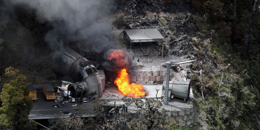 Flammen schlagen aus einem Lüftungsschacht über der Pike-River-Mine.