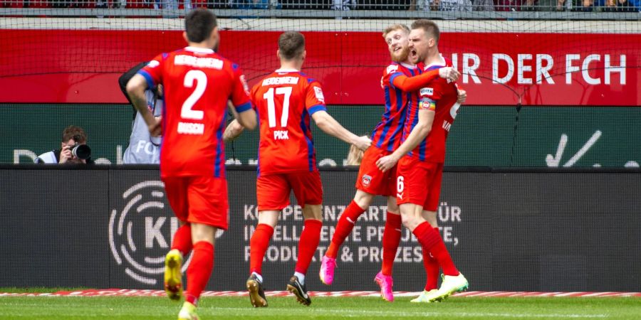 Jubel in Heidenheim: Patrick Mainka (r) und Jan-Niklas Beste umarmen sich.