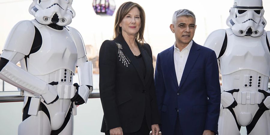 Lucasfilm-Präsidentin Kathleen Kennedy und der Londoner Bürgermeister Sadiq Khan beim weltgrössten Treffen von Fans der Science-Fiction-Filmsaga «Star Wars» am Freitag in London.