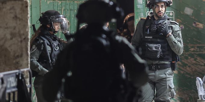 Israelische Polizisten stehen vor den Toren zum Gelände der Al-Aksa-Moschee. Weil dieser Tage Ramadan, das jüdische Pessach-Fest sowie Ostern gleichzeitig begangen werden, zieht es deutlich mehr Gläubige als sonst in die Jerusalemer Altstadt. Foto: Ilia Yefimovich/dpa Israelische Polizisten stehen vor den Toren zum Gelände der Al-Aksa-Moschee. Weil dieser Tage Ramadan, das jüdische Pessach-Fest sowie Ostern gleichzeitig begangen werden, zieht es deutlich mehr Gläubige als sonst in die Jerusalemer Altstadt. Foto: Ilia Yefimovich/dpa