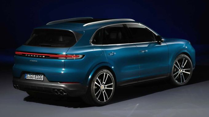 Das Leuchtenband am Heck ist neu, ebenso die Postion des Kennzeichens sowie die Felgendesigns Porsche Cayenne E3 II