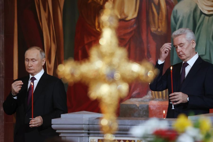 Wladimir Putin nahm am 15. April an einem orthodoxen Ostergottesdienst teil. (Sergei Karpukhin, Sputnik, Kremlin Pool Photo via AP)