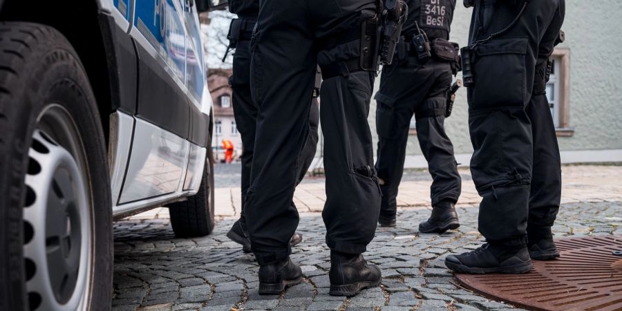 Einsatzkräfte der Polizei sperren die Strasse in Wunsiedel (D) ab.