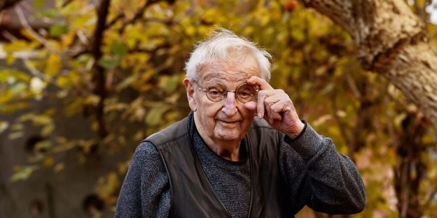 1. Preis «Porträt»: Karin Hofers Aufnahme des Schriftstellers Peter Bichsel in seinem Garten in Bellach.