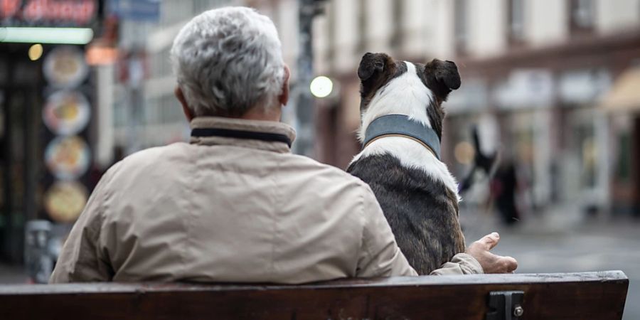 Die Demografie, wie die Alterung der Menschen oder der Zuwachs in der Bevölkerung, wird die Kantone finanziell unterschiedlich herausfordern. (Symbolbild)