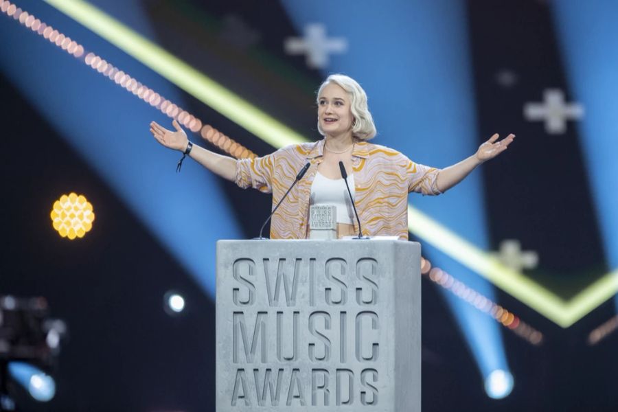 To Athena bedankt sich bei den Swiss Music Awards für eine Auszeichnung.