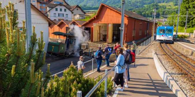 Die historischen Fahrzeuge ziehen viele Schaulustige an.
