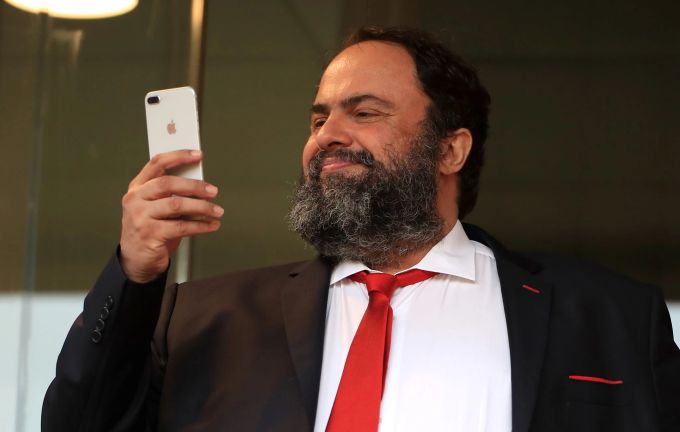 Auch Evangelos Marinakis, Eigentümer von Olympiakos Piräus, soll auf das Spielfeld gestürmt sein. Evangelos Marinakis Olympiakos Piräus