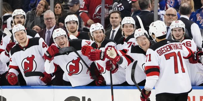 Jonas Siegenthaler (rechts) ist bei den New Jersey Devils der gefeierte Held in den Playoffs der NHL. NHL