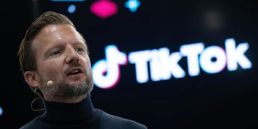 Tobias Henning von TikTok Deutschland spricht auf dem Panel «#BookTok» auf der Leipziger Buchmesse.