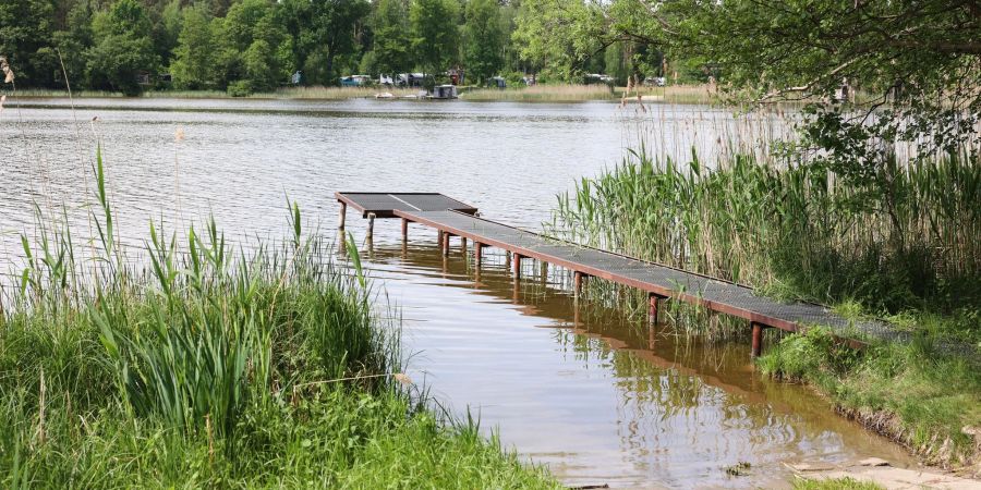 Blick auf eine Badestelle am Grossen Wentowsee in Brandenburg, wo zwei Männer ertunken sind.