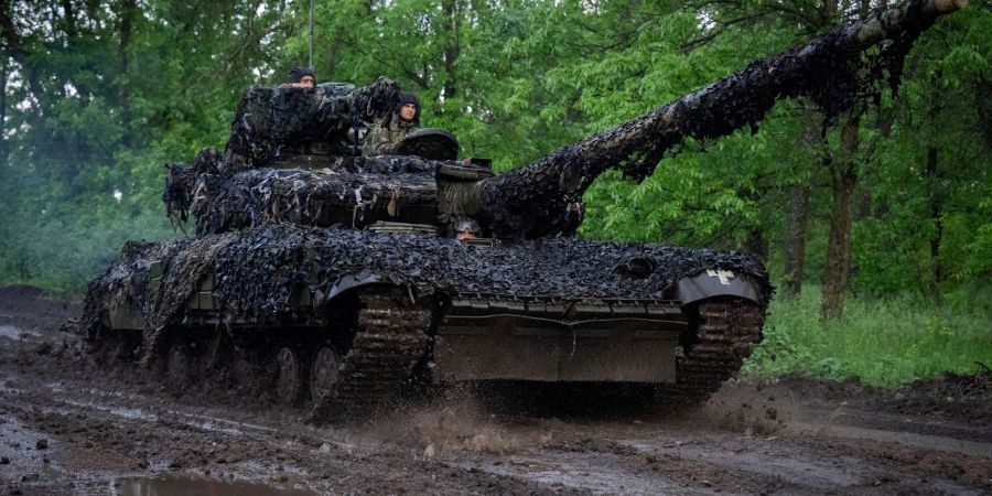Ukrainische Soldaten fahren mit Panzern zu ihren Stellungen nahe Bachmut.