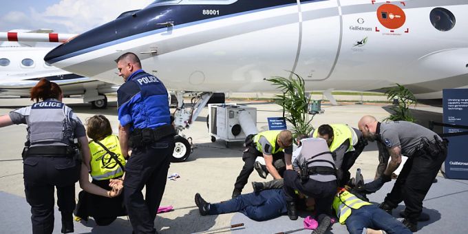 Dutzende von Klimaaktivisten hatten am Dienstag am Genfer Flughafen gegen Privatjets protestiert. Die Genfer Staatsanwaltschaft hat sie am Mittwoch zu bedingten Geldstrafen verurteilt. (Archivbild) Dutzende von Klimaaktivisten hatten am Dienstag am Genfer Flughafen gegen Privatjets protestiert. Die Genfer Staatsanwaltschaft hat sie am Mittwoch zu bedingten Geldstrafen verurteilt. (Archivbild)