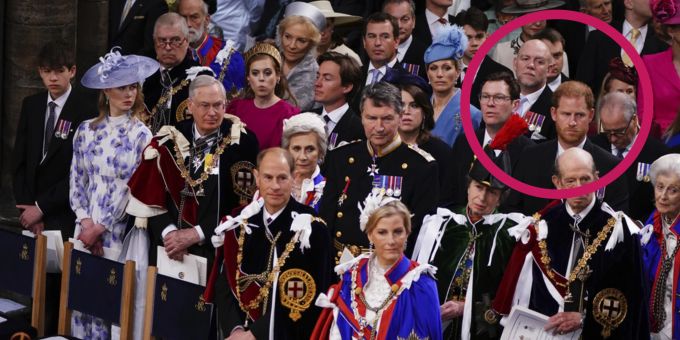 Bei Krönung - Dieser Royal ist sauer, weil er hinter Prinz Harry sass
