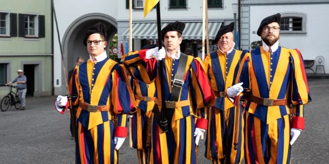 Männer in historischen Kostümen