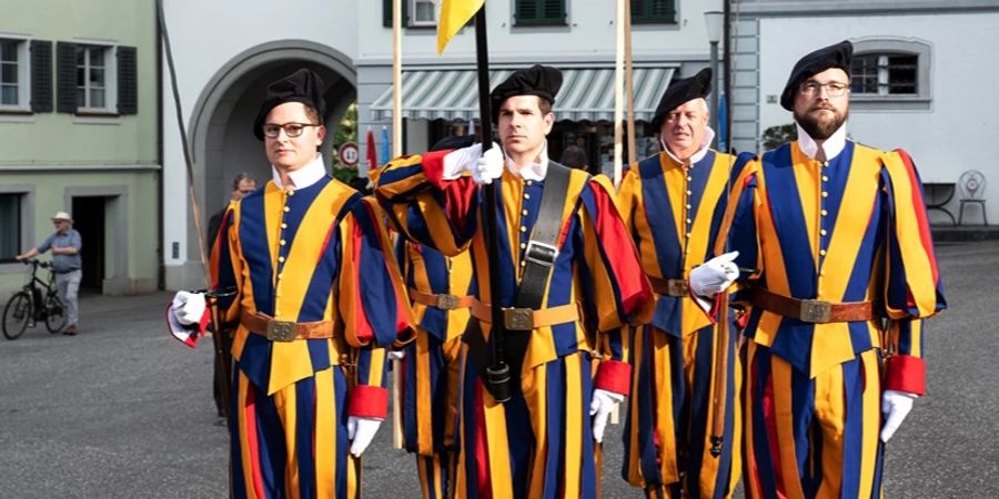Männer in historischen Kostümen