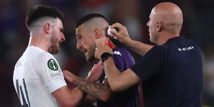 Fiorentina-Captain Cristiano Biraghi wird von einem Becher getroffen und blutet.