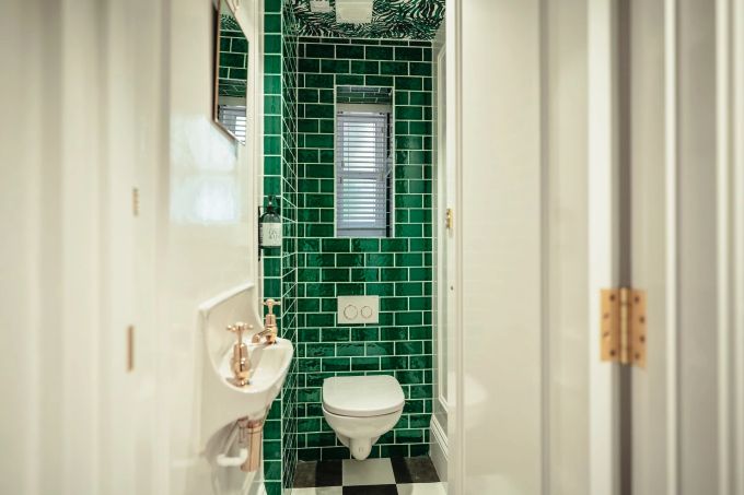 Ist der Platz selbst für Pflanzen zu klein, können Kacheln oder grüne Wandfarbe dem Gäste-WC einen Hauch Natur-Flair verleihen. Pflanzen Kacheln Wandfarbe Gäste-WC