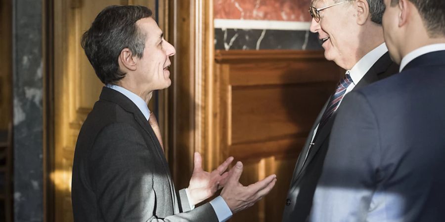 Der russische Botschafter Sergej Garmonin (zweiter von rechts) im Gespräch mit EDA-Vorsteher und Bundesrat Ignazio Cassis (links). (Archivbild vom Januar 2019)