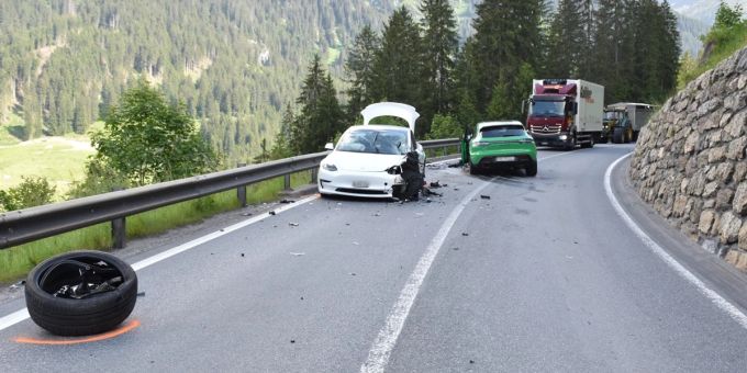Klosters GR: Frontalkollision mit zwei Leichtverletzten. Klosters GR Unfall