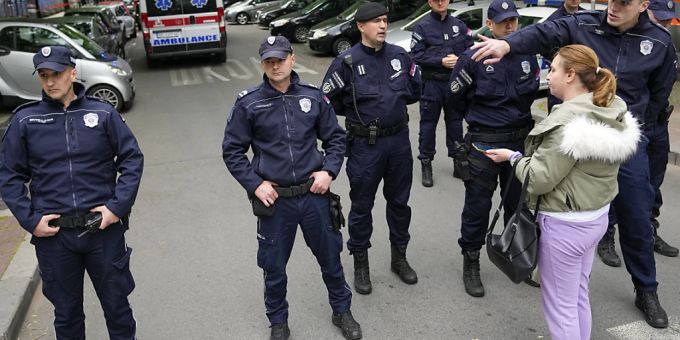 Neun Tote - Bub schiesst in Belgrad auf Schüler und Lehrer