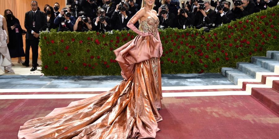 Blake Lively löste letztes Jahr bei der Benefizgala ein Blitzlichtgewitter aus.