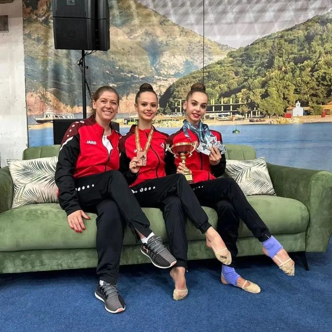 Trainerin Aneliya Stancheva freut sich über die Erfolge von Shana Bundeli (Mitte) und Sophia Carlotta Chiariello (r.). Shana Bundeli Sophia Carlotta Chiariello