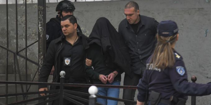 Die Polizei führt den mutmasslichen Täter vom Schulhof ab, nachdem dieser mindestens neun Menschen erschossen haben soll.. (AP Photo) Serbia School Shooting