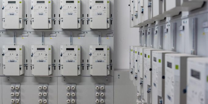 Digitale Stromzähler-Zentrale in einem Wohnhaus (Symbolbild). Digitale Stromzähler