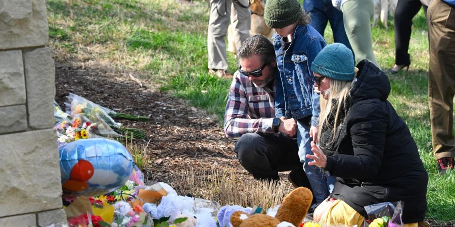 Eine Familie versammelt sich vor dem Eingang der Covenant School, der zu einer Gedenkstätte für die Opfer des Attentats geworden ist.