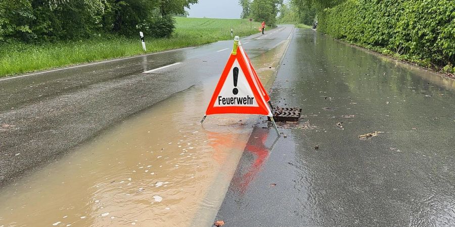 Die Kombination aus Regen und Hagel brachte die Kanalisation in Ebmatingen ZH.