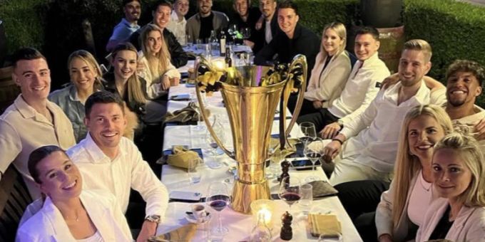 Adieu, Zesiger - YB-Spieler bringen Meisterpokal in Berner Beiz