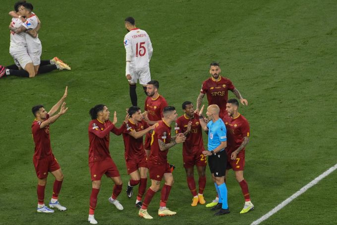 Die Spieler der AS Rom debattieren mit dem Schiedsrichter über einen Elfmeterpfiff im Final der Europa League. Sevilla Roma Europa League