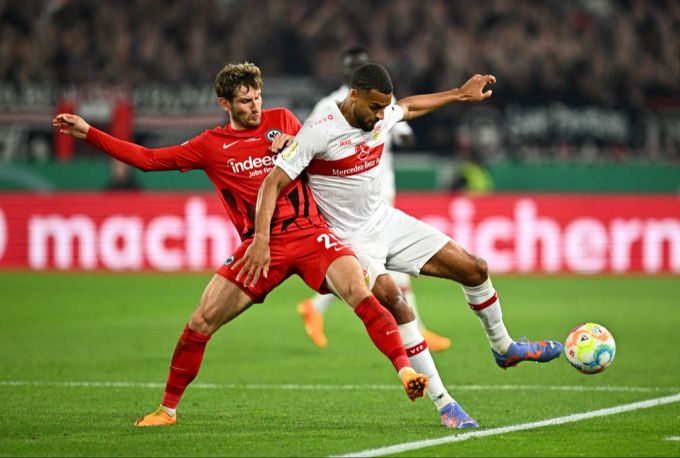Eintracht Frankfurt und der VfB Stuttgart liefern sich einen engen Pokal-Fight. Eintracht Frankfurt VfB Stuttgart