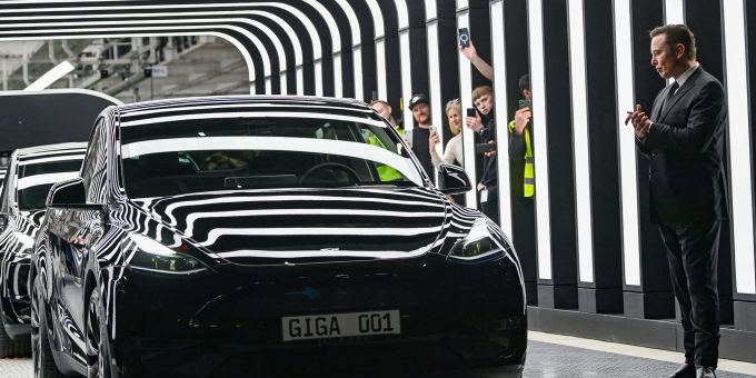 Tesla-Chef Elon Musk bei der Eröffnung der Gigafactory im brandenburgischen Grünheide. tesla preise