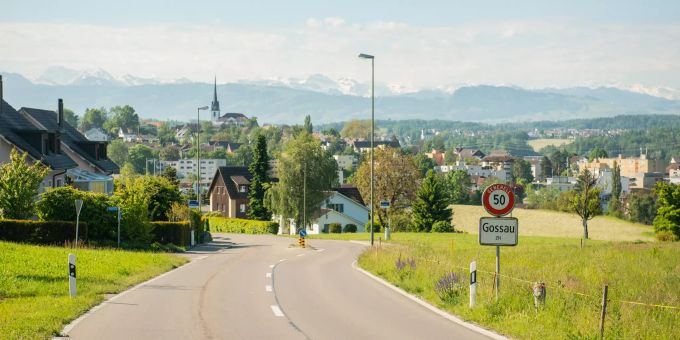 Bertschikerstrasse Ortseinfahrt Gossau (ZH). Bertschikerstrasse Ortseinfahrt Gossau (ZH).