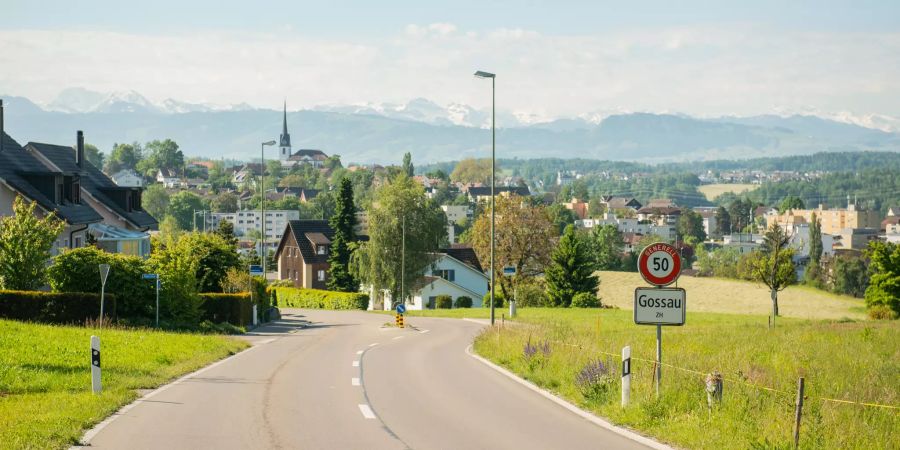 Die Bertschikerstrasse und Ortseinfahrt der Gemeinde Gossau (ZH).