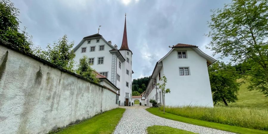 Das Schloss und die Gemeindeverwaltung Altishofen.