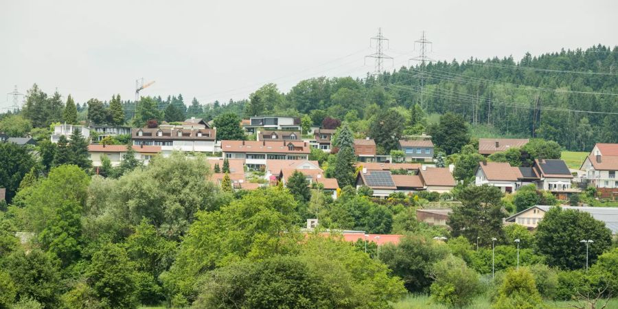 Blick auf die Gemeinde Russikon im Zürcher Oberland.