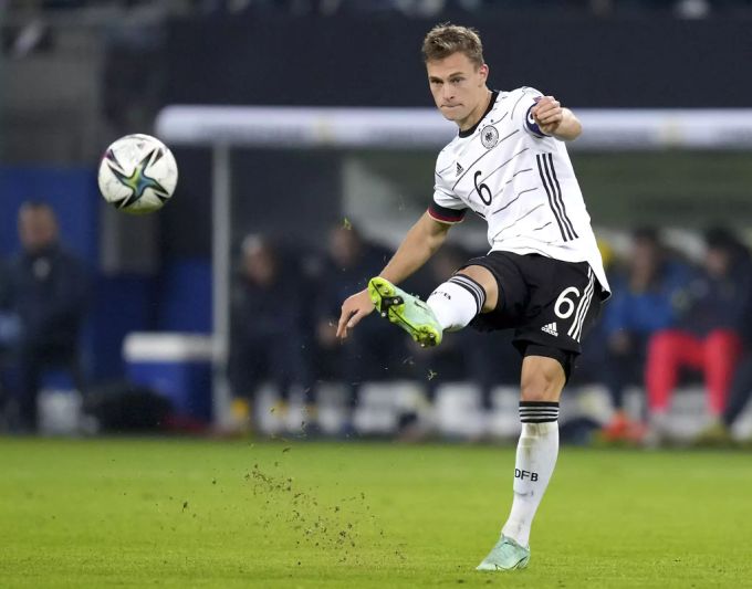 Joshua Kimmich hat sich bei Bayern zu einem Weltklasse-Mittelfeldspieler mit guter Übersicht und unbändigem Willen entwickelt. Joshua Kimmich