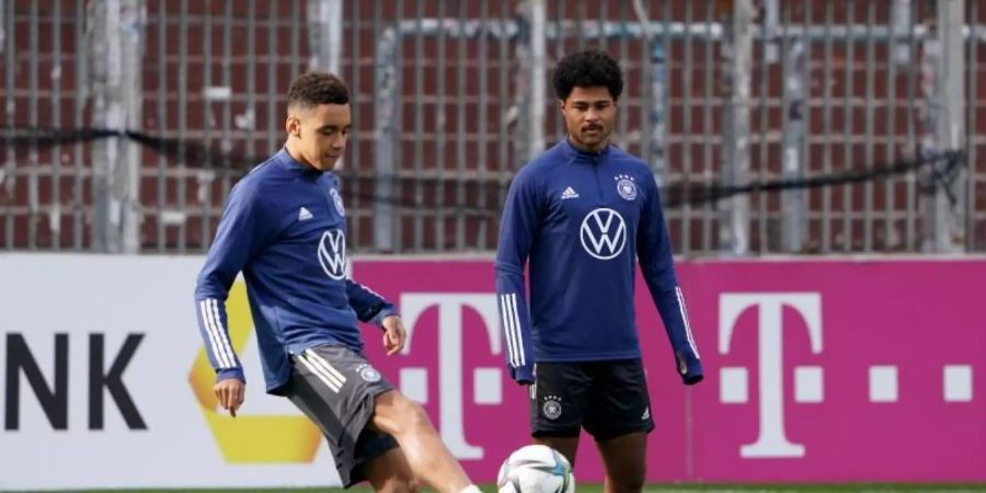 Die Bayern-Akteure Jamal Musiala (l) und Serge Gnabry sollen inzwischen geimpft sein. Foto: Marcus Brandt/dpa