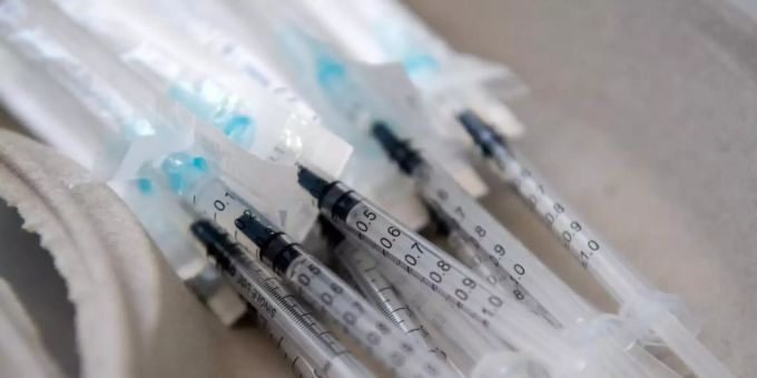 Spritzen mit dem Impfstoff von Biontech/Pfizer gegen das Coronavirus liegen in einem Impfbus. Foto: Sven Hoppe/dpa Spritzen mit dem Impfstoff von Biontech/Pfizer gegen das Coronavirus liegen in einem Impfbus. Foto: Sven Hoppe/dpa