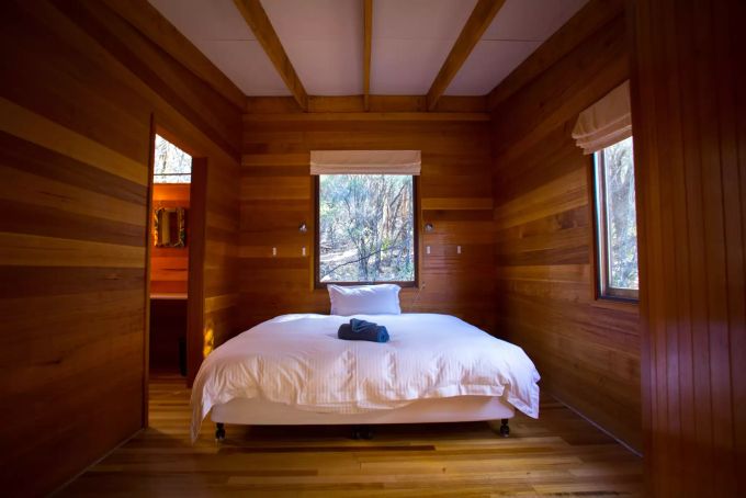 In der «Friendly Beaches Lodge» werden die Gäste äusserst komfortabel gebettet – anders als auf den Zeltplätzen des Nationalparks. Hotelbett Holzhütte